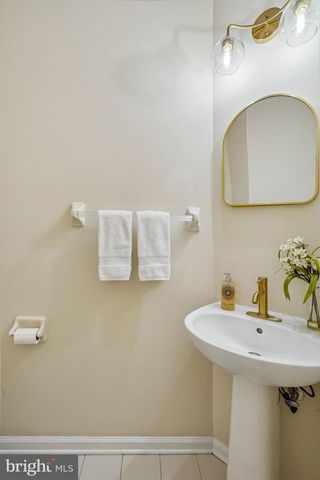 5 MCELROY LN, Belle Mead, NJ 08502