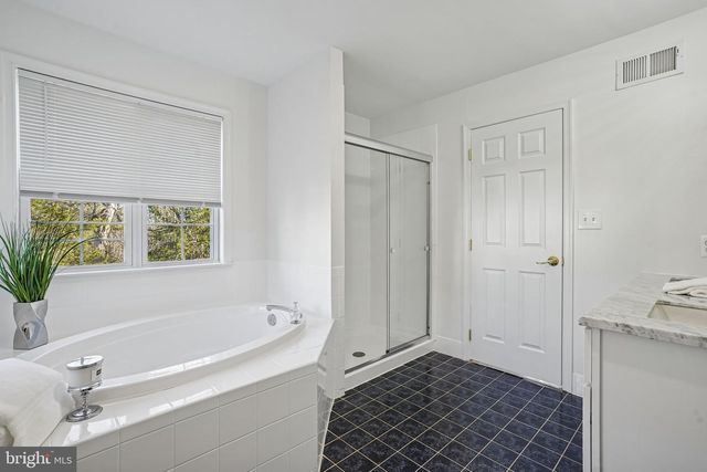 5 MCELROY LN, Belle Mead, NJ 08502