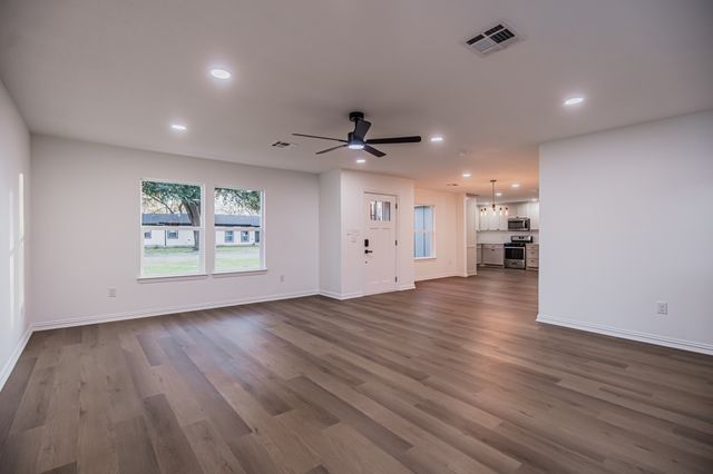 1019 E Walnut Street, Hillsboro, TX 76645