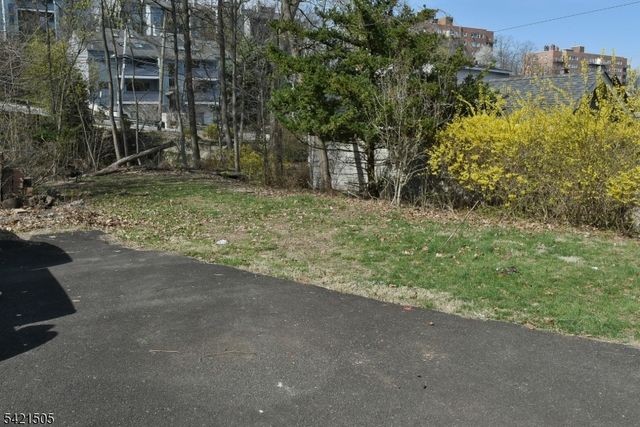 16 Ravine Ave, Caldwell Boro Twp., NJ 07006
