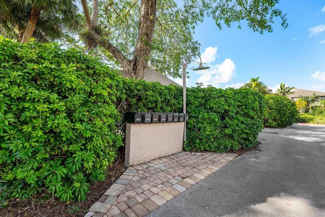7077 Rain Forest Drive, Boca Raton, FL 33434