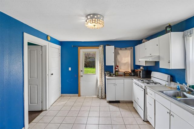 1023 N 10th Avenue E, Newton, IA 50208