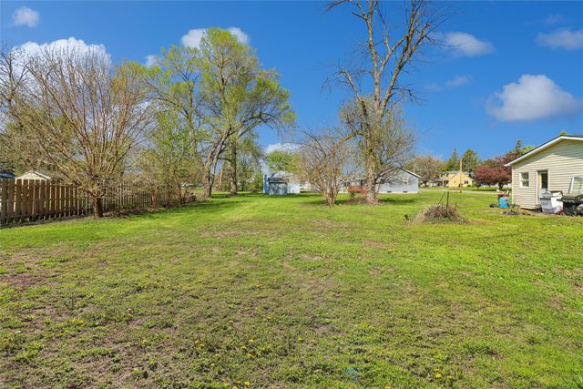 1023 N 10th Avenue E, Newton, IA 50208
