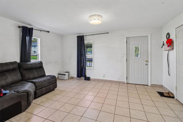 1023 N 10th Avenue E, Newton, IA 50208