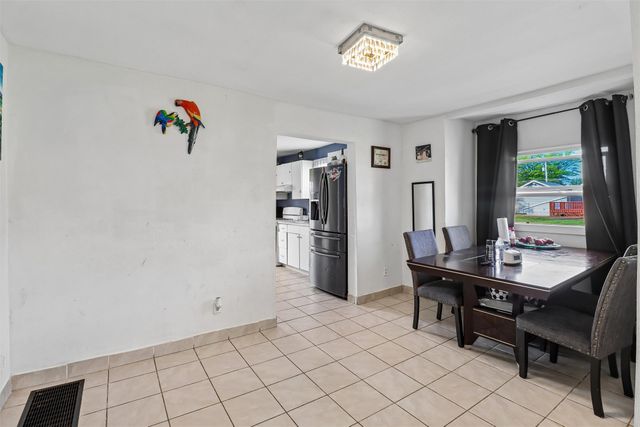 1023 N 10th Avenue E, Newton, IA 50208