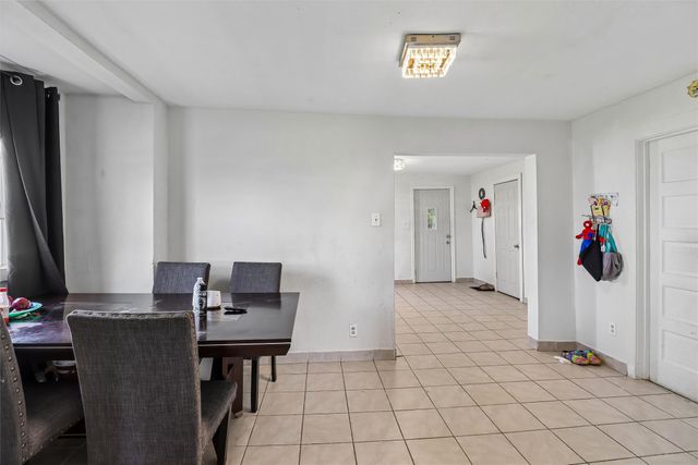 1023 N 10th Avenue E, Newton, IA 50208