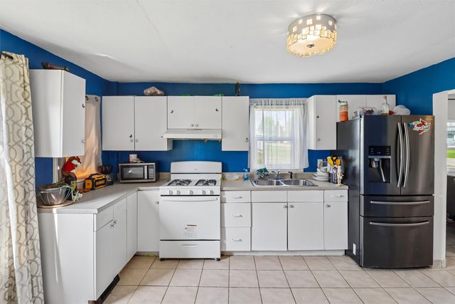 1023 N 10th Avenue E, Newton, IA 50208