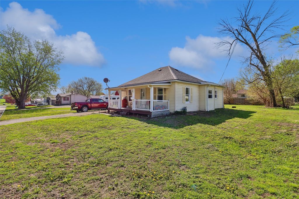 1023 N 10th Avenue E, Newton, IA 50208