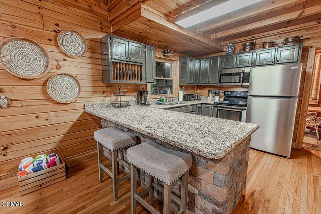 709 Golden Eagle Way, Pigeon Forge, TN 37863