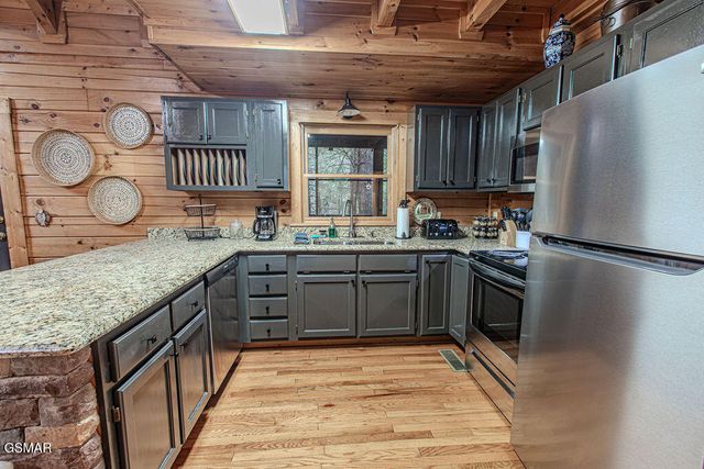 709 Golden Eagle Way, Pigeon Forge, TN 37863