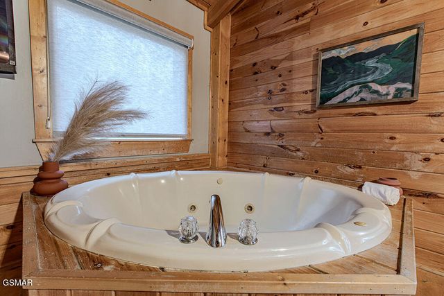 709 Golden Eagle Way, Pigeon Forge, TN 37863