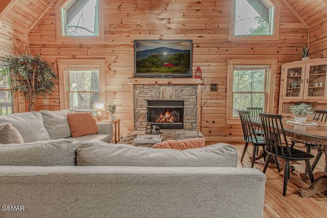 709 Golden Eagle Way, Pigeon Forge, TN 37863