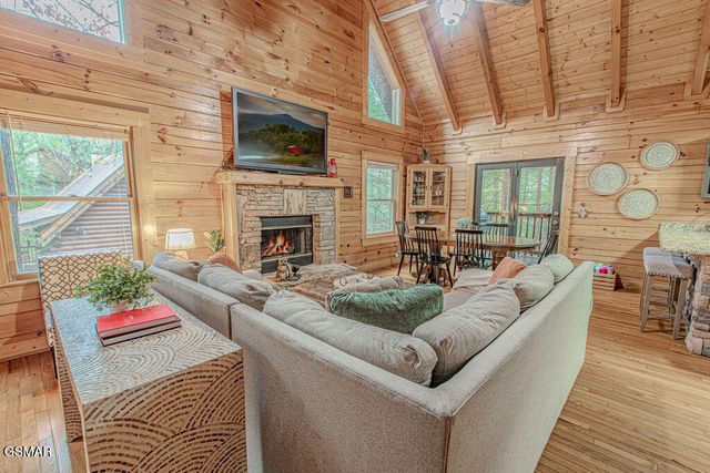 709 Golden Eagle Way, Pigeon Forge, TN 37863