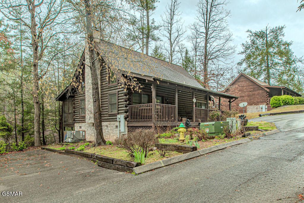 709 Golden Eagle Way, Pigeon Forge, TN 37863