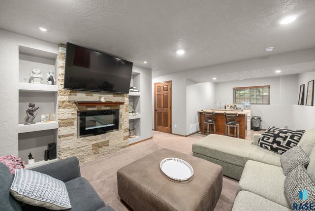 5501 S Sarmar Ave, Sioux Falls, SD 57106