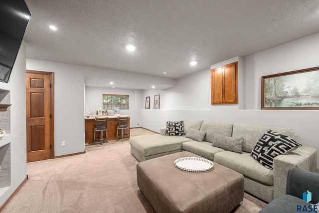 5501 S Sarmar Ave, Sioux Falls, SD 57106