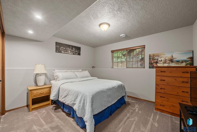 5501 S Sarmar Ave, Sioux Falls, SD 57106
