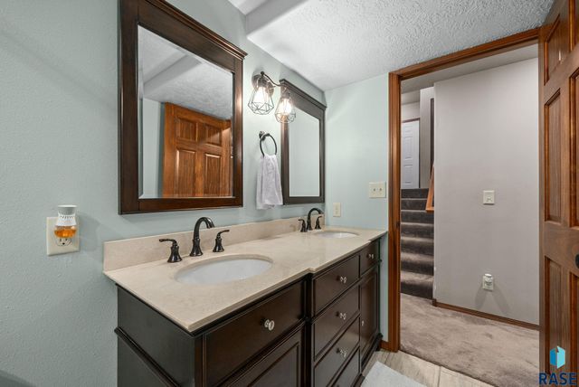 5501 S Sarmar Ave, Sioux Falls, SD 57106
