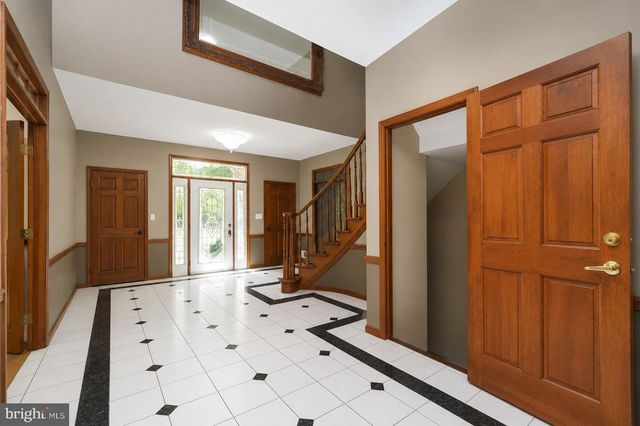 12 HIDDEN HOLLOW DR, Hamilton, NJ 08620