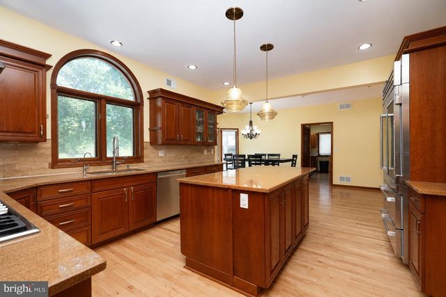 12 HIDDEN HOLLOW DR, Hamilton, NJ 08620