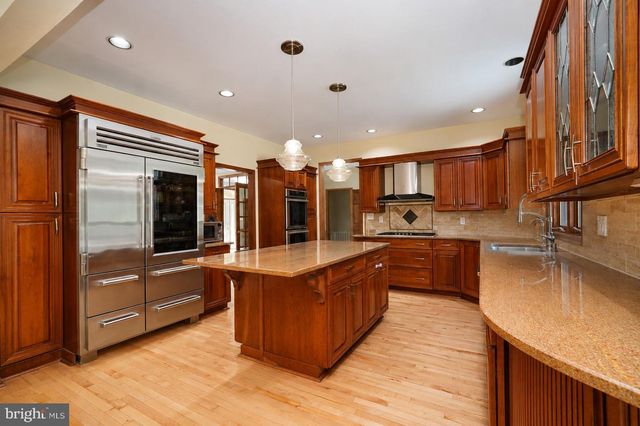 12 HIDDEN HOLLOW DR, Hamilton, NJ 08620