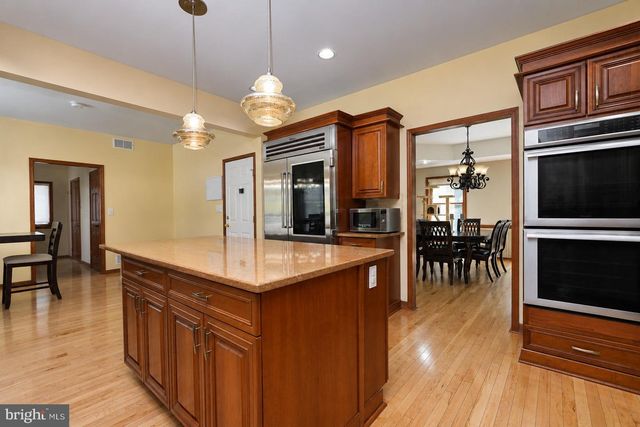 12 HIDDEN HOLLOW DR, Hamilton, NJ 08620