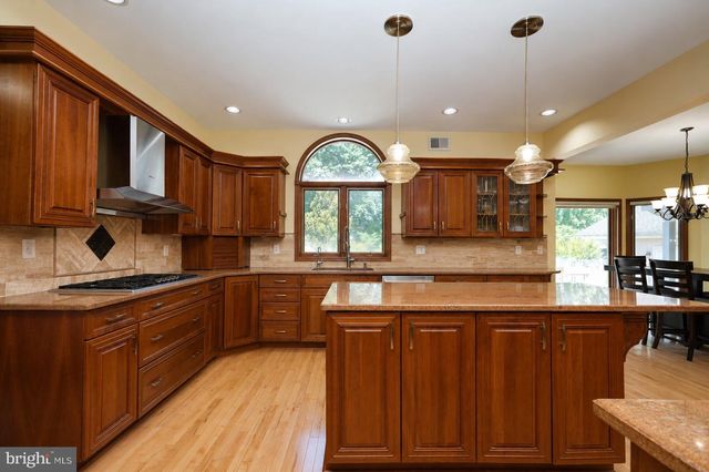 12 HIDDEN HOLLOW DR, Hamilton, NJ 08620