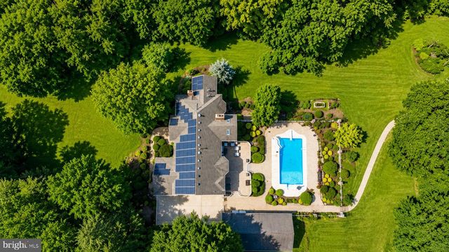 12 HIDDEN HOLLOW DR, Hamilton, NJ 08620
