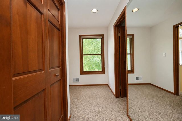 12 HIDDEN HOLLOW DR, Hamilton, NJ 08620