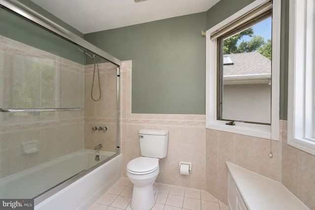 12 HIDDEN HOLLOW DR, Hamilton, NJ 08620