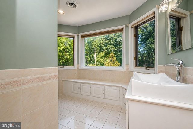 12 HIDDEN HOLLOW DR, Hamilton, NJ 08620