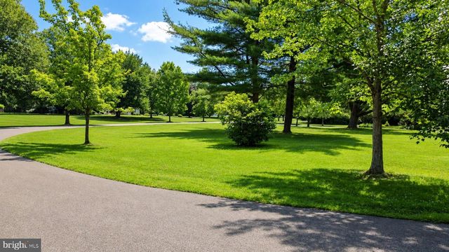 12 HIDDEN HOLLOW DR, Hamilton, NJ 08620