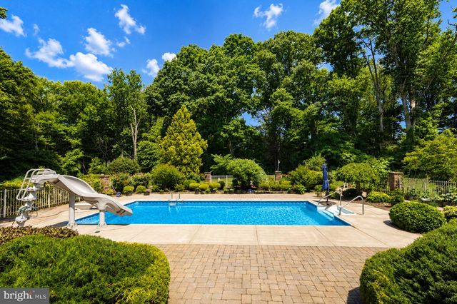 12 HIDDEN HOLLOW DR, Hamilton, NJ 08620