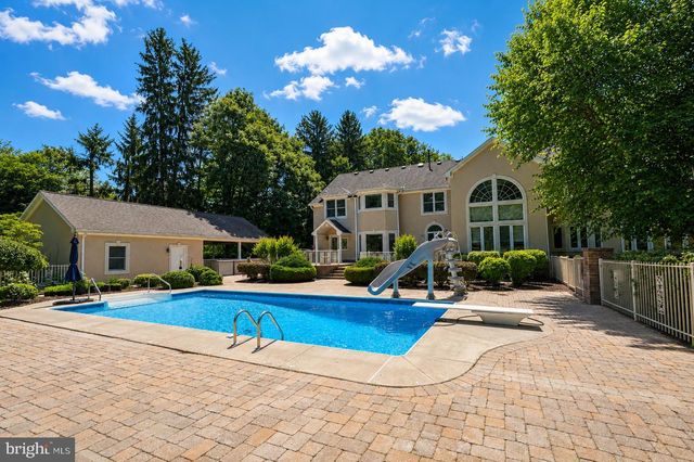 12 HIDDEN HOLLOW DR, Hamilton, NJ 08620