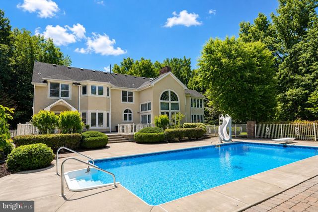 12 HIDDEN HOLLOW DR, Hamilton, NJ 08620