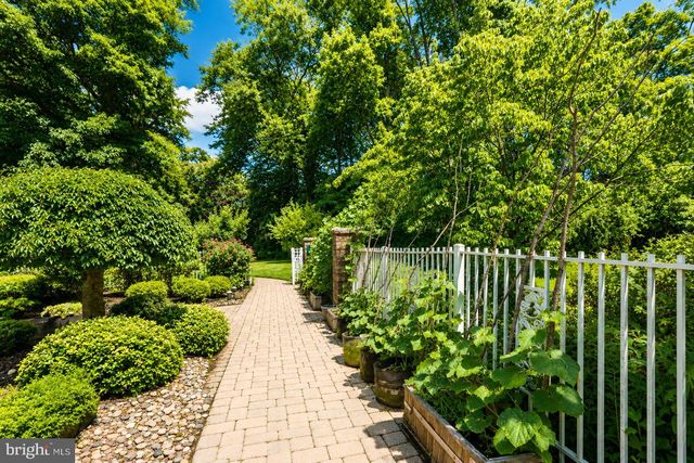 12 HIDDEN HOLLOW DR, Hamilton, NJ 08620
