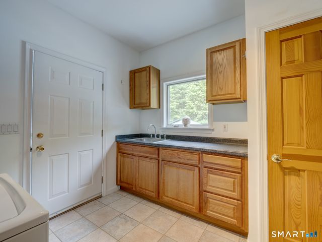 32 Avebury Lane, Tolland, CT 06084