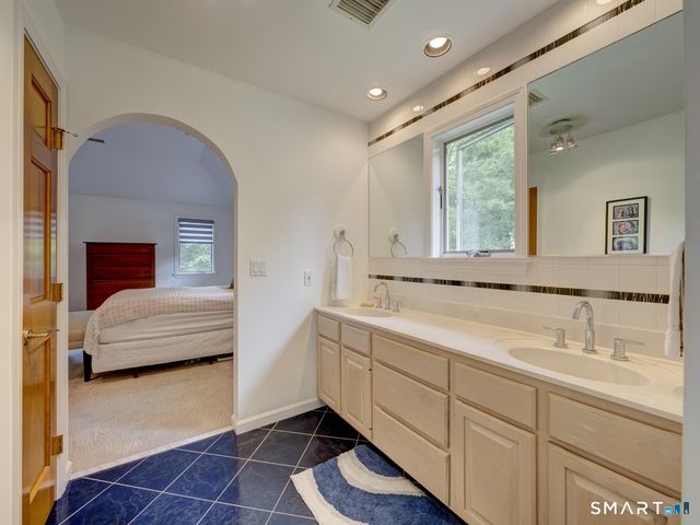 32 Avebury Lane, Tolland, CT 06084