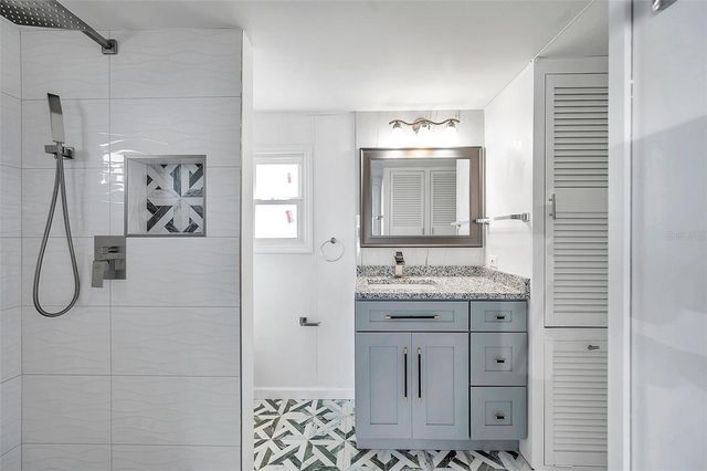 4851 W GANDY BOULEVARD B6-L27, Tampa, FL 33611