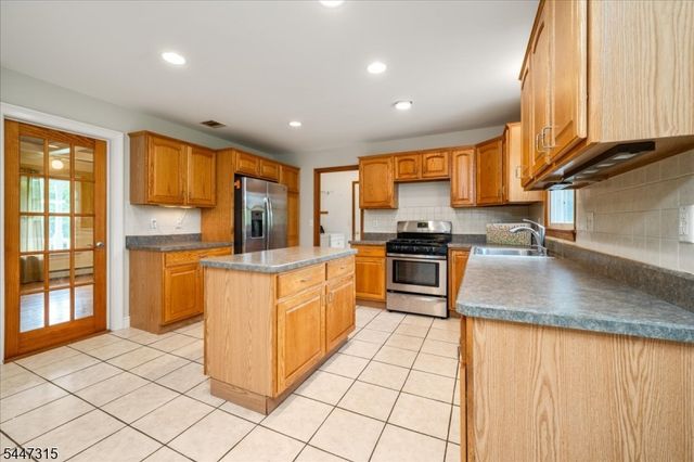 9 Carriage Ln, Hardyston Twp., NJ 07419