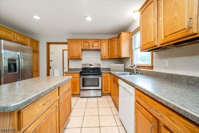 9 Carriage Ln, Hardyston Twp., NJ 07419