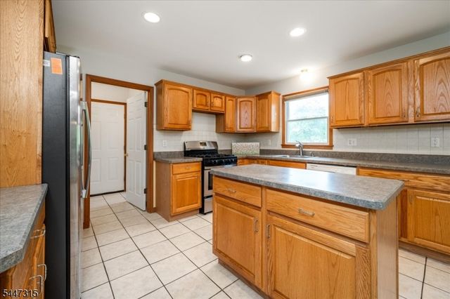 9 Carriage Ln, Hardyston Twp., NJ 07419