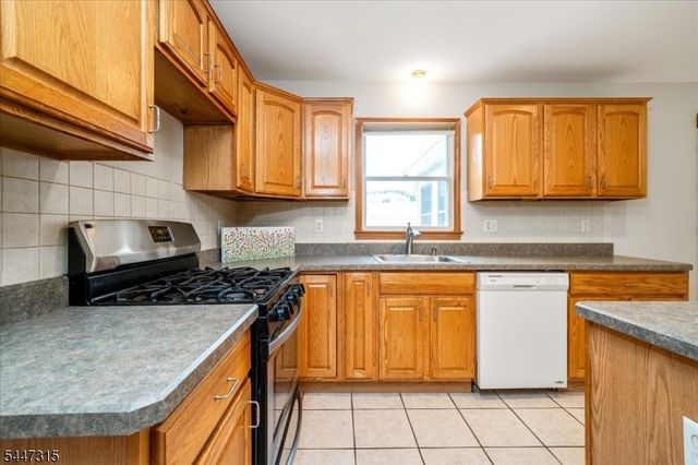 9 Carriage Ln, Hardyston Twp., NJ 07419