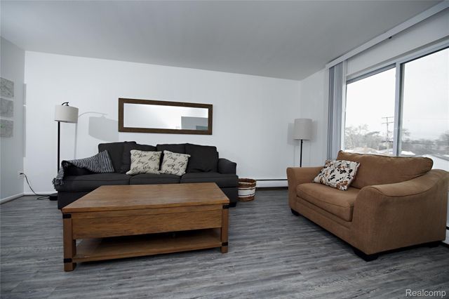 12800 W 9 MILE Road, Oak Park, MI 48237