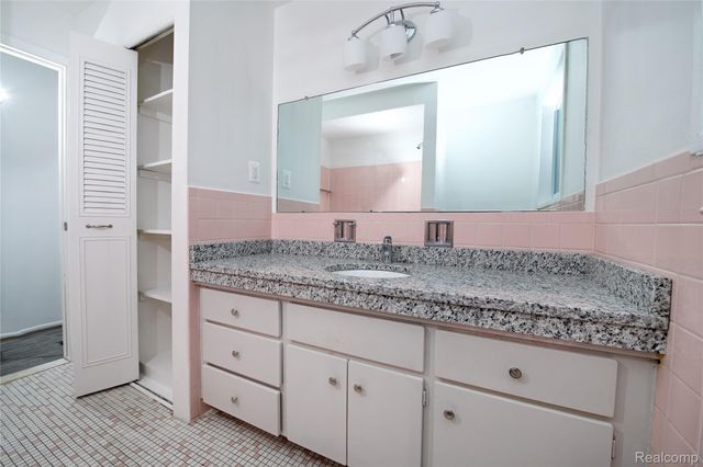 12800 W 9 MILE Road, Oak Park, MI 48237