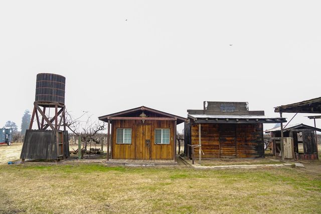 2104 W Magnolia Avenue, Caruthers, CA 93609