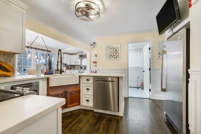 90 Elm St, Swansea, MA 02777