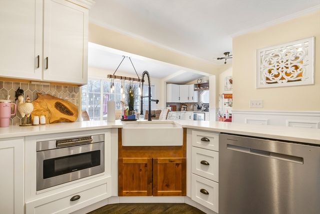 90 Elm St, Swansea, MA 02777