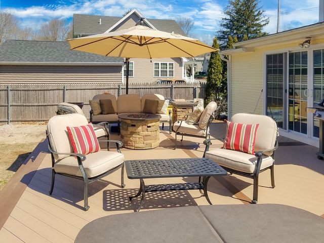 90 Elm St, Swansea, MA 02777