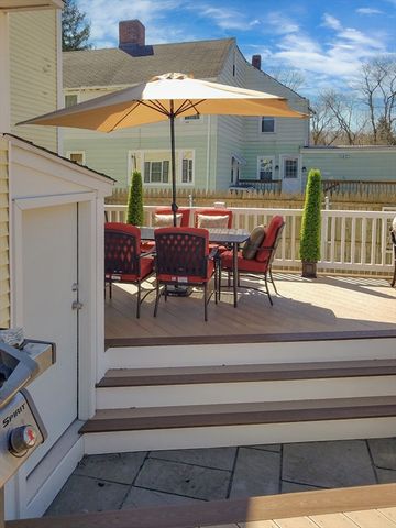 90 Elm St, Swansea, MA 02777